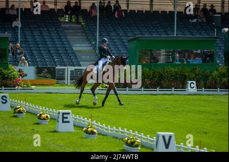 Badminton, Gloucestershire, Regno Unito. 6th maggio 2022. Laura Collett e Londra 52 che rappresentano la Gran Bretagna si muovono in testa durante la fase di dressage il giorno 2 dei 2022 Badminton Horse Trials presentati da MARS a Badminton House vicino Bristol, Gloucestershire, Inghilterra, Regno Unito. Jonathan Clarke / Alamy Live News Foto Stock