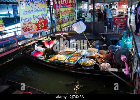 I viaggiatori stranieri della gente thailandese viaggiano a piedi per visitare lo shopping dal negozio di alimentari in barca a legno presso il tempio locale Talad Nam Lumphaya o Wat Lam Phaya Floating Foto Stock