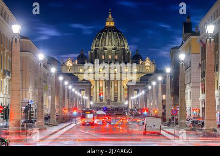 Città del Vaticano, una città-stato circondata da Roma, Italia, con la Basilica di San Pietro al crepuscolo. Foto Stock