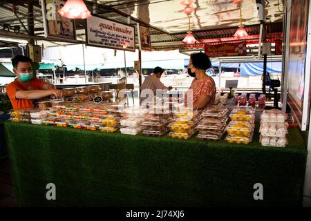 I viaggiatori stranieri della gente thailandese viaggiano a piedi per visitare lo shopping dal negozio di alimentari in barca a legno presso il tempio locale Talad Nam Lumphaya o Wat Lam Phaya Floating Foto Stock