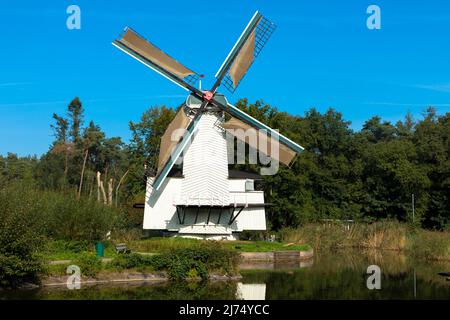 Storico mulino a vento olandese tradizionale in estate. Arnhem, Provinz Gelderland, il Nederlands. Turismo e vacanze concetto. Foto Stock