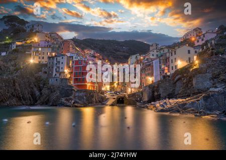 Riomaggiore, la Spezia, Italia bellissima cittadina collinare delle cinque Terre all'alba. Foto Stock