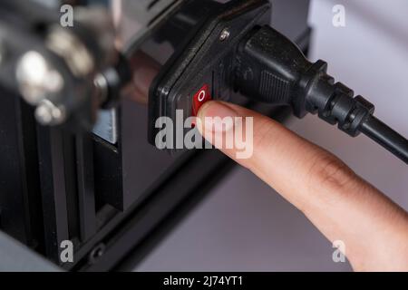 Man mano premere per 3D stampante pulsante di accensione, primo piano fino a 3D stampante switch, macro-shot di pressione pulsante, macchina industriale e dispositivo tecnologico Foto Stock