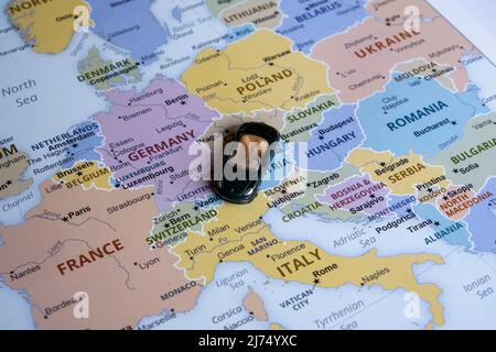 TOY car on Europe map, vista laterale, World trip concept, mini green sport car Going to Italy, country and Europe tour Foto Stock