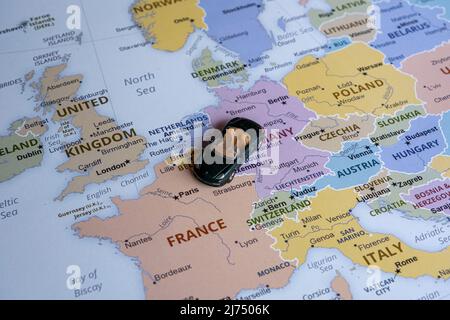 TOY car viaggia su Europa mappa, Europa mappa idea, vacanza in Francia, seduta vista, vacanza e destinazione concetto, mini auto verde sport Foto Stock