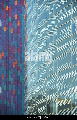 Architettura moderna e colorata. Edificio alberghiero a Londra. Foto Stock