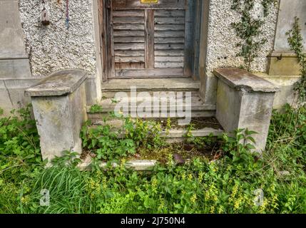 Trofostation, Stromversorgung, Lost Place, Infrastruktur, verlassen, Aufgelassen, Trafohäuschen, Isolator, Draht, Leitung, Stromleitung, stillgelegt, Foto Stock