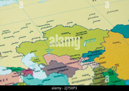 Kazakhistan paese e posizione sulla mappa, macro shot e primo piano di Kazakhistan sulla mappa, idea di viaggio, concetto di vacanza, cultura kazaka Foto Stock