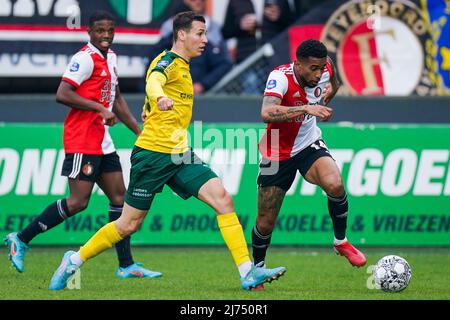 SITTARD, PAESI BASSI - MAGGIO 1: Samy Baghdadi di Fortuna Sittard e Reiss Nelson di Feyenoord Rotterdam durante la partita olandese Eredivie tra Fortuna Sittard e Feyenoord presso lo Stadion di Fortuna Sittard il 1 Maggio 2022 a Sittard, Paesi Bassi (Foto di Joris Verwijst/Orange Pictures) Foto Stock