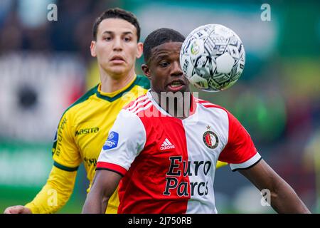 SITTARD, PAESI BASSI - MAGGIO 1: Samy Baghdadi di Fortuna Sittard e Tirell Malacia di Feyenoord Rotterdam durante la partita olandese Eredivie tra Fortuna Sittard e Feyenoord presso lo Stadion Fortuna Sittard il 1 Maggio 2022 a Sittard, Paesi Bassi (Foto di Joris Verwijst/Orange Pictures) Foto Stock