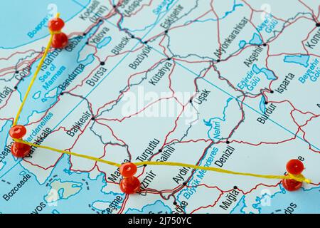 Mappa Turchia con chiusura rossa, Istanbul Izmir Canakkale Mugla percorso di viaggio sulla mappa con thumbtack rosso, idea di viaggio, vacanza e viaggio concetto Foto Stock