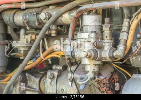 Sremski Karlovci, Serbia - Giugno 12. 2019: Motore del vecchio trattore parcheggiato in strada. Foto Stock