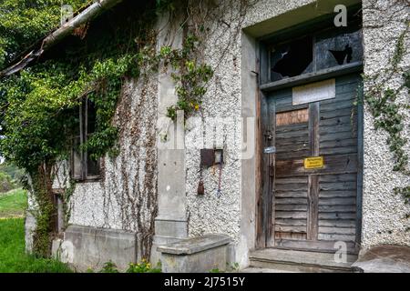 Trofostation, Stromversorgung, Lost Place, Infrastruktur, verlassen, Aufgelassen, Trafohäuschen, Isolator, Draht, Leitung, Stromleitung, stillgelegt, Foto Stock