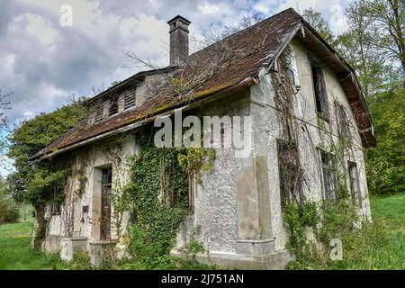 Trofostation, Stromversorgung, Lost Place, Infrastruktur, verlassen, Aufgelassen, Trafohäuschen, Isolator, Draht, Leitung, Stromleitung, stillgelegt, Foto Stock