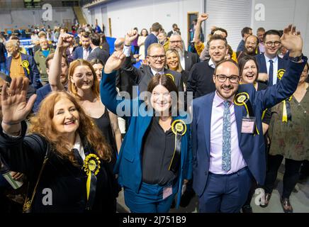 Susan Aitken (centro) di SNP festeggia al Glasgow City Council presso la Emirates Arena di Glasgow, mentre i risultati delle elezioni del governo locale sono rivelati. Data foto: Venerdì 6 maggio 2022. Foto Stock