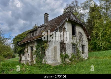 Trofostation, Stromversorgung, Lost Place, Infrastruktur, verlassen, Aufgelassen, Trafohäuschen, Isolator, Draht, Leitung, Stromleitung, stillgelegt, Foto Stock