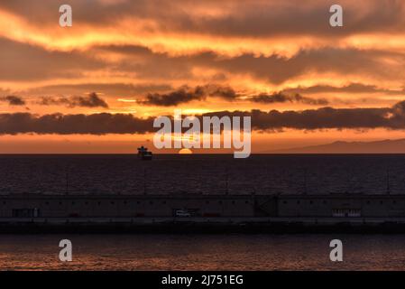 Una petroliera all'alba nelle Isole Canarie Foto Stock