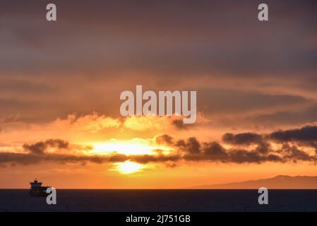 Una petroliera all'alba nelle Isole Canarie Foto Stock