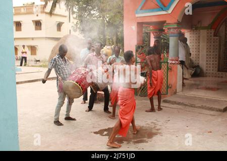 14 aprile 2022: La dea Bhuasuni in esecuzione. La divinità locale in un villaggio tribale che viene al corpo del sacerdote locale-Shaman in occasioni speciali. Foto Stock