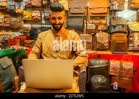 egitto sallerman che mostra le sue borse al mercato di arambol goa Foto Stock