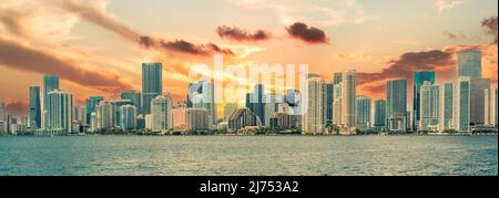 Skyline del centro di Miami al tramonto con Biscayne Bay Foto Stock