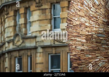 Northampton, Regno Unito - 5 maggio 2022: Scultura dell'angelo del coltello esposta all'esterno della chiesa parrocchiale di tutti i Santi Foto Stock