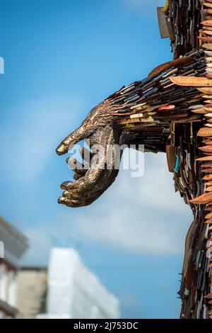 Northampton, Regno Unito - 5 maggio 2022: Scultura dell'angelo del coltello esposta all'esterno della chiesa parrocchiale di tutti i Santi Foto Stock