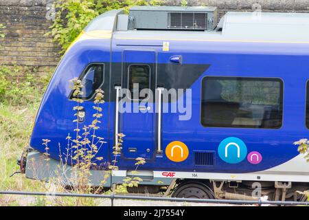 La stazione ferroviaria di Shipley serve la città mercato di Shipley nel West Yorkshire, Inghilterra. Si trova a 2+3⁄4 miglia a nord di Bradford Forster Square e a 10+3⁄4 miglia a nord-ovest di Leeds. I servizi ferroviari sono per lo più servizi di pendolari tra Leeds e Bradford, la linea Airedale (Leeds e Bradford per Skipton, via Keighley) e la linea Wharfedale (Leeds e Bradford per Ilkley). Ci sono anche alcuni servizi della linea principale London North Eastern Railway tra Bradford o Skipton e Londra, e si trova anche sulla linea da Leeds a Glasgow tramite la linea Settle-Carlisle Railway. Credit: Windmill Images/Alamy Live News Foto Stock