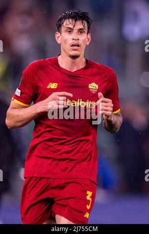 ROMA, ITALIA - MAGGIO 05: Roger Ibañez di AS Roma durante la Semifinale della UEFA Conference League 2 tappa tra ROMA E Leicester allo Stadio Olimpico il 5 maggio 2022 a Roma. (Foto di Sebastian Frej) Credit: Sebo47/Alamy Live News Foto Stock