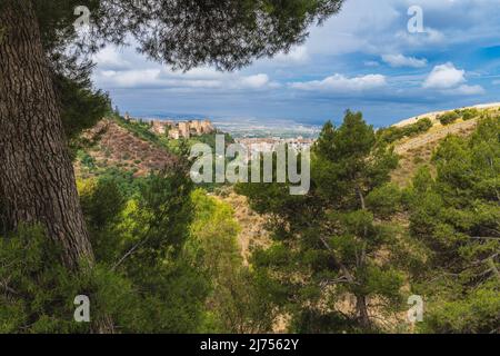 Granada, Spagna, 20 giugno 2021. Vista dell'Alhambra dal quartiere Sacromonte nella città andalusa di Granada. Foto Stock