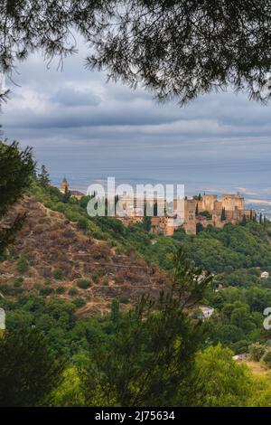 Granada, Spagna, 20 giugno 2021. Vista dell'Alhambra dal quartiere Sacromonte nella città andalusa di Granada. Foto Stock