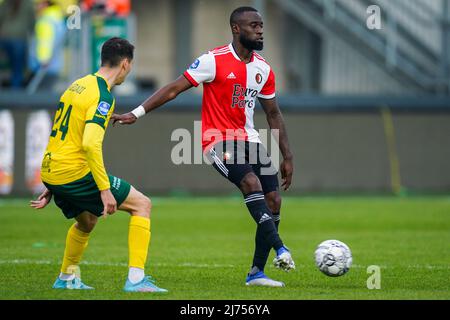 SITTARD, PAESI BASSI - MAGGIO 1: Samy Baghdadi di Fortuna Sittard e Lutsharel Geertruida di Feyenoord Rotterdam durante la partita olandese Eredivie tra Fortuna Sittard e Feyenoord presso lo Stadion Fortuna Sittard il 1 Maggio 2022 a Sittard, Paesi Bassi (Foto di Joris Verwijst/Orange Pictures) Foto Stock