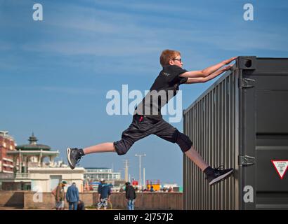 Un professionista del Parkour a Brighton Foto Stock