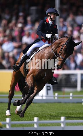 Badminton, Regno Unito. 6th maggio 2022, Badminton Estate, Badminton, Inghilterra; Mars Equestrian Badminton Horse Trials, giorno 3; Laura Collett in sella A LONDRA 52 durante il test di dressage il terzo giorno del 2022 Badminton Horse Trials Credit: Action Plus Sports Images/Alamy Live News Foto Stock