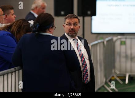 Ulster Unionist Party candidato per North Antrim Robin Swann presso il centro di conteggio Ulster University Jordanstown a Newtownabbey, in quanto il conteggio è in corso nelle elezioni dell'Assemblea dell'Irlanda del Nord. Data foto: Venerdì 6 2022 maggio. Foto Stock