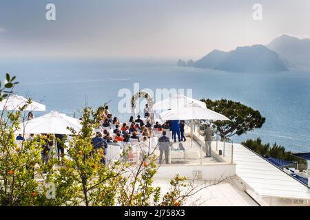 Cerimonia di nozze all'aperto sul tetto dell'hotel vicino al mare. Foto Stock