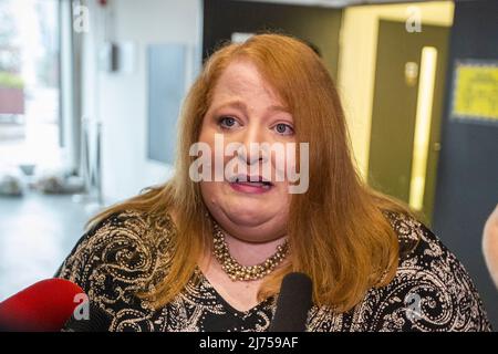 Naomi Long, leader del partito dell'Alleanza di NI che parla con i media al Titanic Exhibition Centre di Belfast mentre il conteggio continua per le elezioni dell'Assemblea dell'Irlanda del Nord. Foto Stock