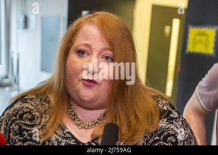 Naomi Long, leader del partito dell'Alleanza di NI che parla con i media al Titanic Exhibition Centre di Belfast mentre il conteggio continua per le elezioni dell'Assemblea dell'Irlanda del Nord. Foto Stock