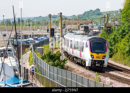 Chalkwell, Southend on Sea, Essex, Regno Unito. 6th maggio 2022. L'operatore ferroviario C2C ha eseguito un test di un nuovissimo treno elettrico a più unità Alstom (ex Bombardier) Classe 720 Aventra sulla loro linea ferroviaria London Fenchurch Street to Shoeburyness. I 12 treni ordinati, ciascuno di 5 carrozze, e costruiti nello stabilimento Derby di Alstom, saranno in servizio entro la fine del 2022 per sostituire la classe 387 utilizzata sulla rotta e servire insieme ai treni della classe 357 attualmente in uso. Visto passando accanto all'estuario del Tamigi vicino a Chalkwell, C2C è di proprietà di Trenitalia Foto Stock