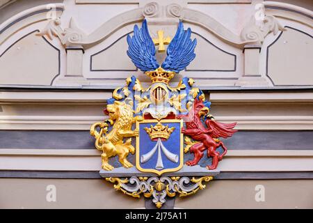 Città anseatica di Stralsund, Meclemburgo-Pomerania occidentale, Germania: Lo stemma della città dal periodo di occupazione svedese ovest al municipio. Foto Stock