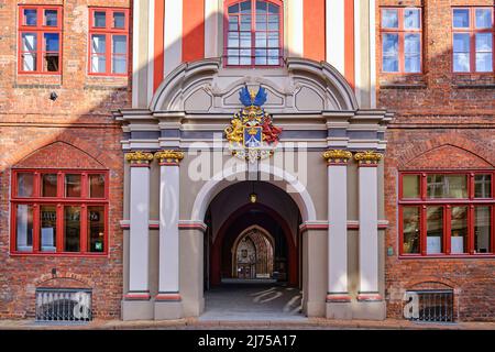 Città anseatica di Stralsund, Meclemburgo-Pomerania occidentale, Germania: Grande portale barocco con stemma cittadino sul lato ovest del municipio. Foto Stock