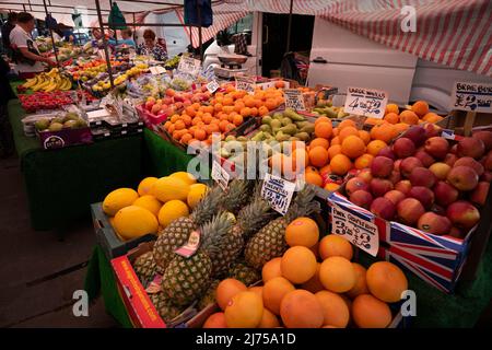 Thaxted Essex Inghilterra UK Maggio 2022 Thaxted mercato frutta e verdura stalla tradizionale Venerdì mercato. Foto Stock