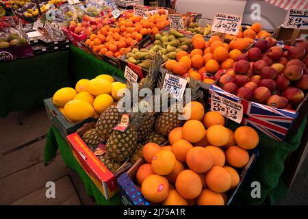 Thaxted Essex Inghilterra UK Maggio 2022 Thaxted mercato frutta e verdura stalla tradizionale Venerdì mercato. Foto Stock