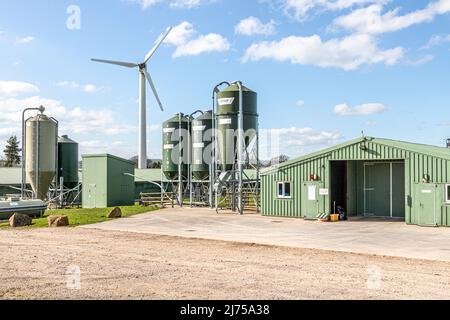 Un moderno cortile con silos, deposito di gas propano, fienili e una turbina eolica a Stone House Farm vicino a Kempley, Gloucestershire, Inghilterra Regno Unito Foto Stock