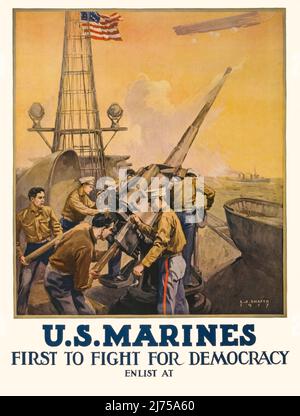 Un poster americano di reclutamento dei primi 20th anni della prima guerra mondiale, 1914-1918, che mostra marines che sparano artiglieria da una nave. 1917. L'artista è L. A. Shafer (1866-1940) Foto Stock