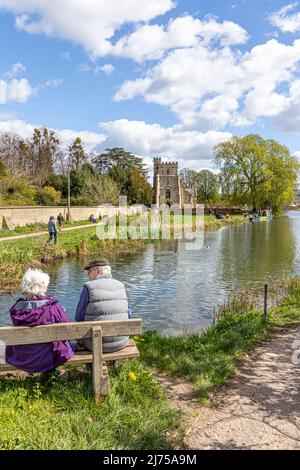 Una coppia più anziana che gode della vista del restaurato canale di Stroudwater alla chiesa di St Cyr, Stonehouse, Gloucestershire, Inghilterra Regno Unito Foto Stock