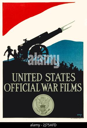 Un poster pubblicitario americano dei primi 20th anni della prima guerra mondiale, 1914-1918, per i film ufficiali di guerra. L'illustrazione mostra le sagome dei soldati, sparando un cannone contro un cielo rosso, bianco e blu, con il sigillo degli Stati Uniti sotto. L'artista è sconosciuto. Foto Stock