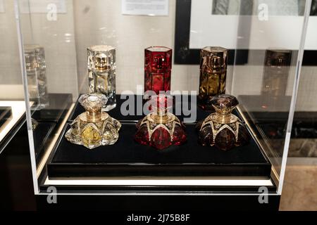 New York, NY - May2, 2022: Bottiglie di profumi AMAFFI in mostra al Pierre Hotel in occasione del Met Gala 2022 Foto Stock