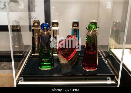 New York, NY - May2, 2022: Bottiglie di profumi AMAFFI in mostra al Pierre Hotel in occasione del Met Gala 2022 Foto Stock