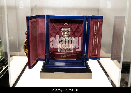 New York, NY - May2, 2022: Bottiglie di profumi AMAFFI in mostra al Pierre Hotel in occasione del Met Gala 2022 Foto Stock